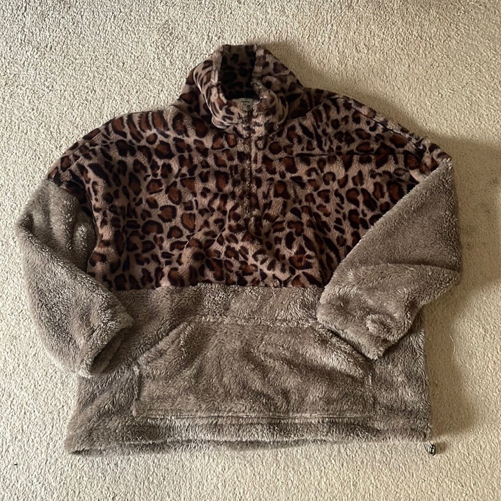 Fuzzy half zip ! Leopard and brown fur